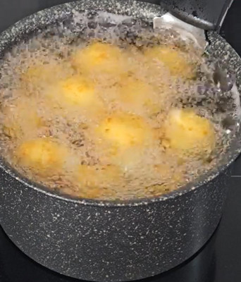 Mozza balls coupées en deux montrant le fromage filant
