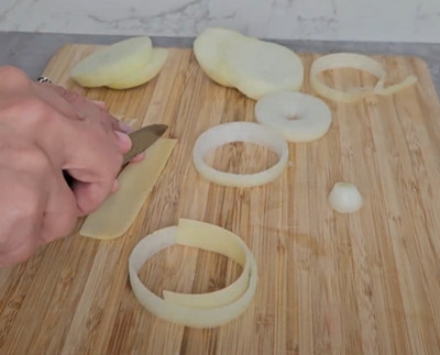 Onion rings panés avant la friture