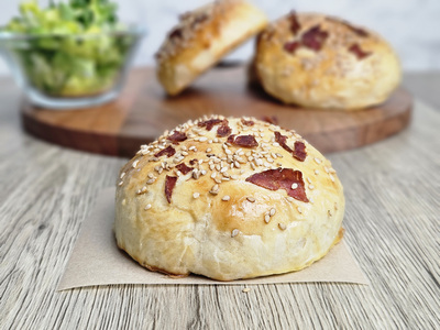 Boules de pâte à pain burger sur la plaque