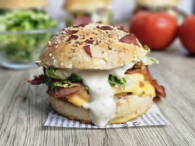 Pains burger dorés à la sortie du four