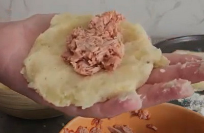 Pâte de pommes de terre garnie de thon et mozzarella