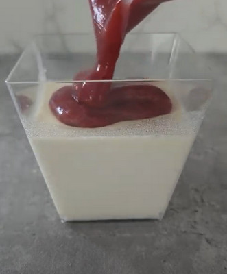 Panna cotta inratable au coulis de fruits rouges