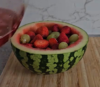 Pastèque jelly servie en quartiers pour un buffet