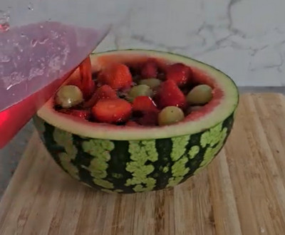 Tranche de pastèque jelly montrant les fruits dans la gelée