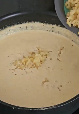 Sauce au cheddar et à la mozzarella dans une sauteuse