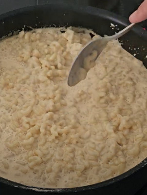Assiette de mac and cheese maison
