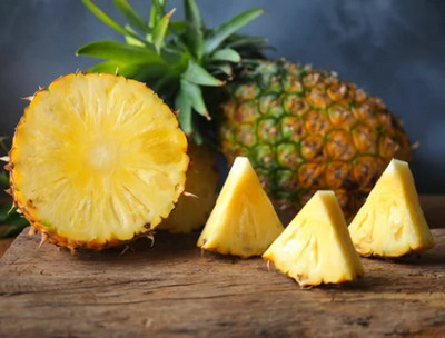 Ananas, lait de coco et glaçons dans un blender