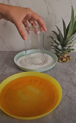 Verres de piña colada décorés de noix de coco et d'ananas