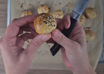 Mini burgers au thon et fromage frais pour un plateau de mignardises salées
