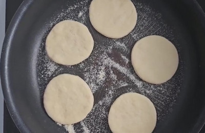 Plateau de mignardises salées maison : mini pizzas, mini burgers, batbouts et buns fourrés