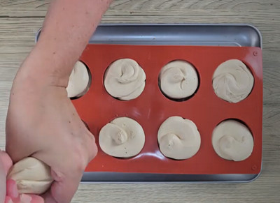 Mini cheesecakes décorés sur un plateau