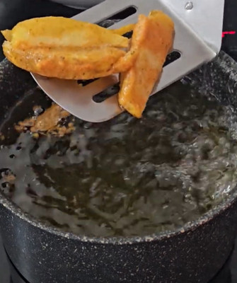 Potatoes dorées servies avec une sauce
