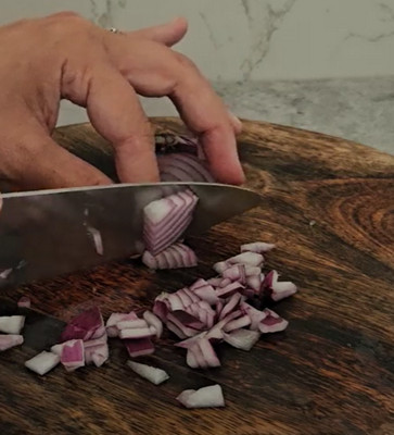 Préparation de la salade tzatziki dans un saladier