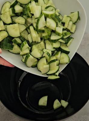 Salade tzatziki aux concombres, pois chiches et feta