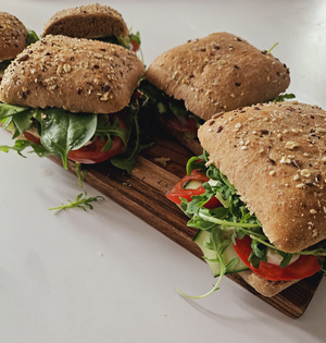 Garniture des sandwichs ciabattas