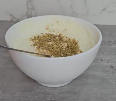 Crème fraîche, fromage frais et épices mélangés