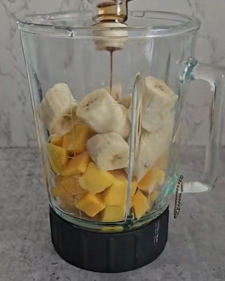 Sorbet mangue banane dans un bac