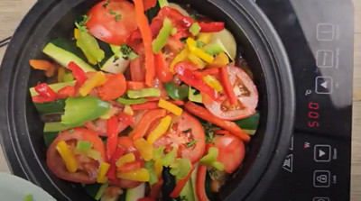 Tajine aux légumes marocain cuit, servi avec de la coriandre fraîche