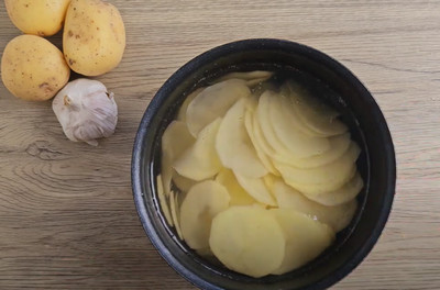 Lamelles de pommes de terre disposées en rosace
