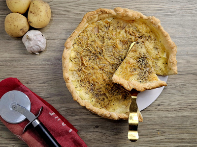 Tarte aux pommes de terre en rosace sur pâte feuilletée