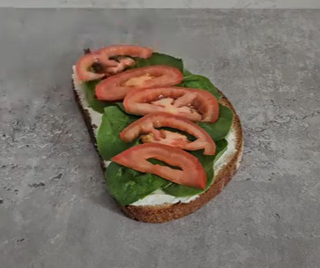 Tartines saumon avocat avec câpres et oignon rouge
