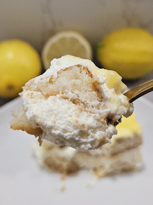 Couches de biscuits et de crème au citron