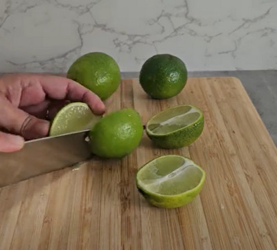 Demi-citrons verts vidés et remplis de gelée rouge à la fraise