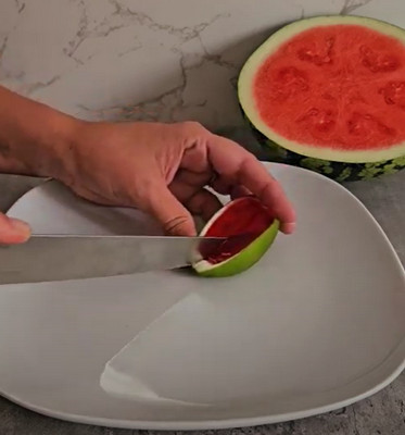 Quartiers de citron vert remplis de gelée à la fraise en trompe-l'œil pastèque