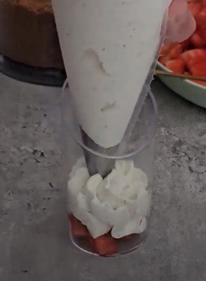 Montage des couches de fraises et spéculoos
