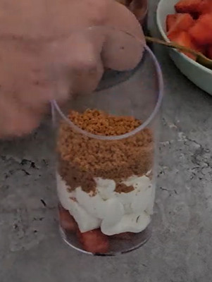 Mini verrines fraises spéculoos sur un plateau