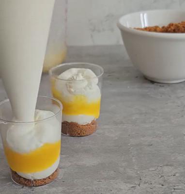 Verrines à la mangue décorées d'une feuille de menthe