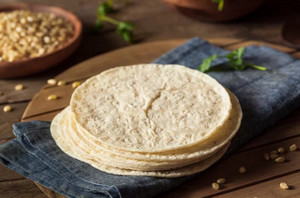 Recette wrap McDo maison : wrap plié avec salade, oignons frits et cheddar