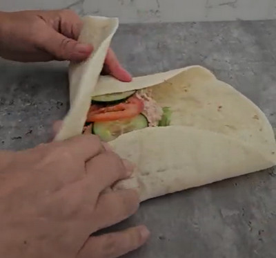Wraps au thon roulés avec salade, tomate et concombre