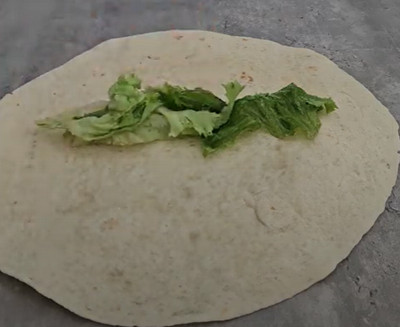 Wraps au thon coupés en deux