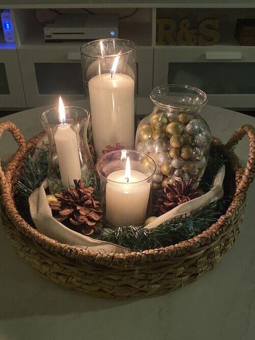 Bougies pommes de pin et touches dorees