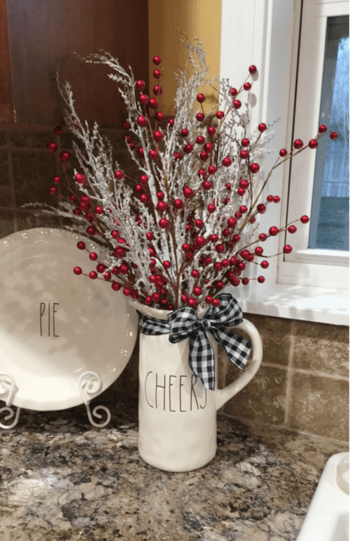 Centre de table de cuisine de Noel simple avec pichet en ceramique et brindilles de baies rouges