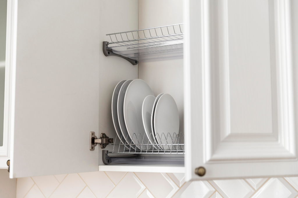 Comment organiser les placards de cuisine dans une petite cuisine ?