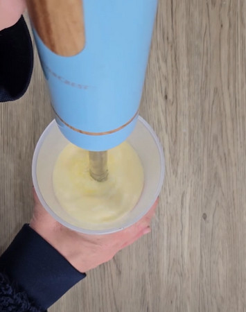 Crème liquide maison filmée au contact après une nuit au réfrigérateur