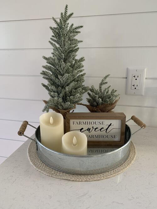 Decoration de Noel simple sur un plateau en metal galvanise