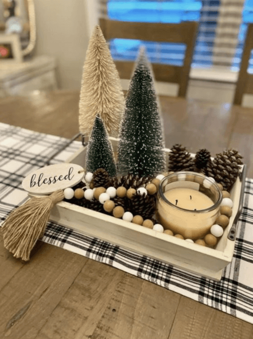 Decoration de plateau de table moderne avec un chemin de table a
