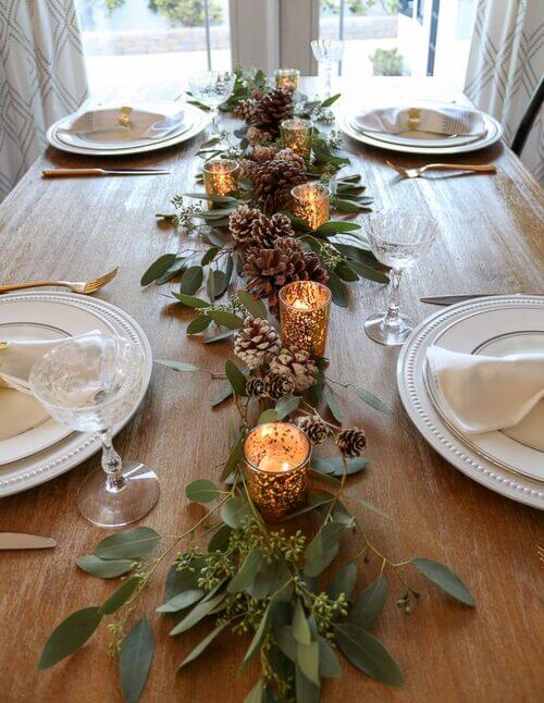 Decoration de table de Noel simple avec de la verdure et des photophores mouchetes