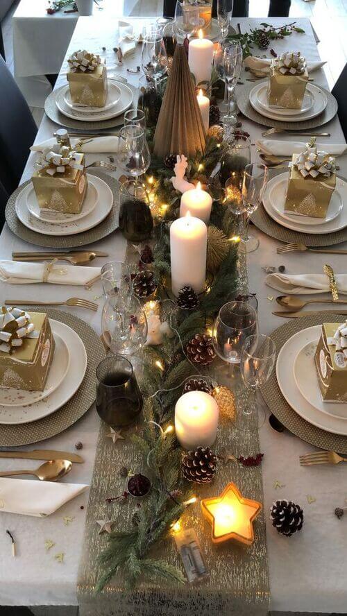 Decoration de table en or vert et tons neutres pour Noel