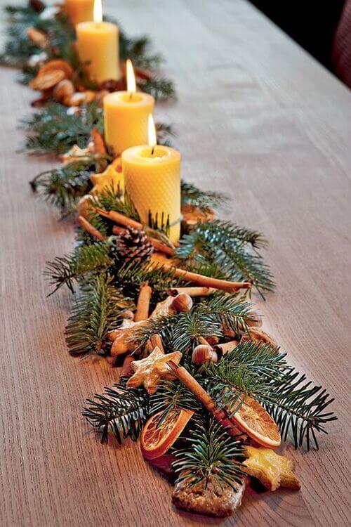 Guirlande de table de Noel avec des oranges sechees et des batons de cannelle