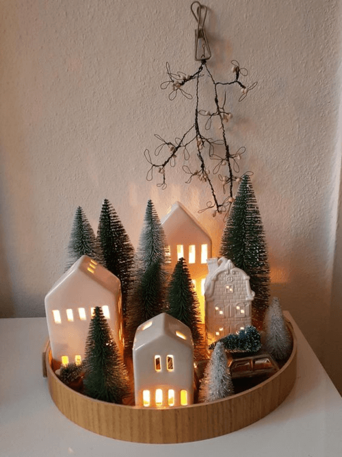 Plateau avec maisons dhiver et mini arbres de Noel