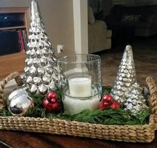 Plateau en rotin avec decorations de Noel