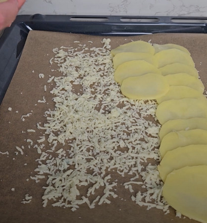 Feuille de pommes de terre gratinée garnie de poulet curry, mimolette et fromage fondu