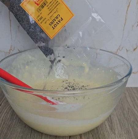 Pâte du cake citron pavot dans le moule à cake