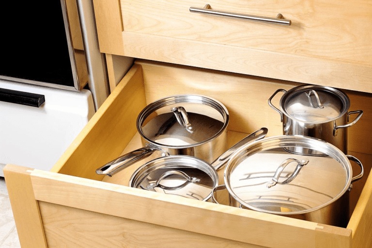 comment organiser les casseroles et poeles dans les tiroirs de cuisine