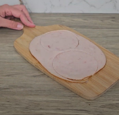 Pains à burger retournés garnis de fromage fondu et de jambon