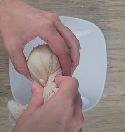 Fromage frais maison façon Kiri dans un récipient hermétique